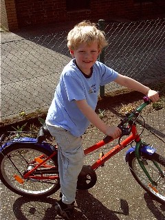 Anton mit seinem neuen Fahrrad
